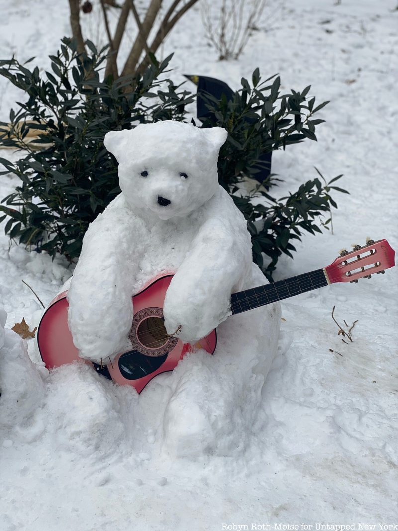 Polar bear playing guitara