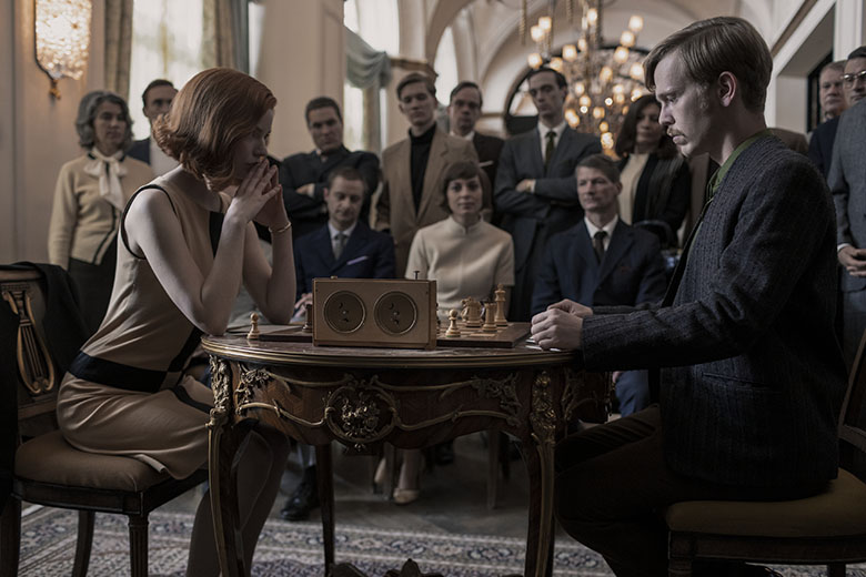 THE QUEEN’S GAMBIT (L to R) ANYA TAYLOR-JOY as BETH HARMON and SIMON JENSEN as ALEC BERGLAND in episode 106 of THE QUEEN’S GAMBIT Cr. PHIL BRAY/NETFLIX © 2020
