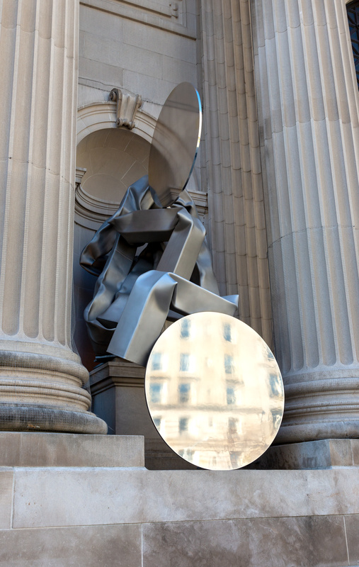 Seances aren't wokring sculptures in The Met Facade