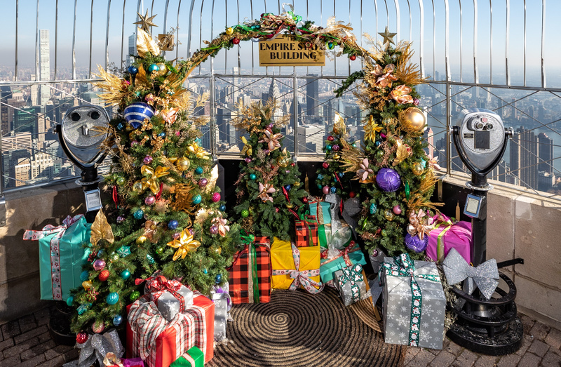 Christmas decorations at the Empire State Building