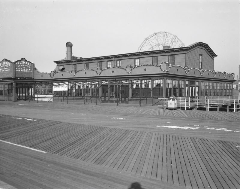 Feltman's Seafood Bar at Coney Island in 1940