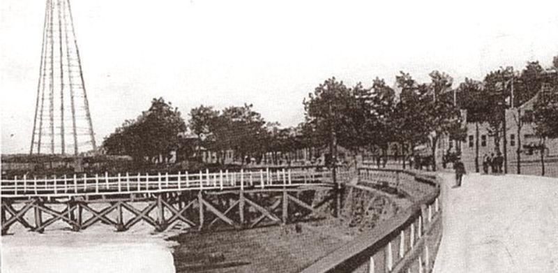 vintage photo of the ferry pier on North Beach, where Laguardia Airport currently sits