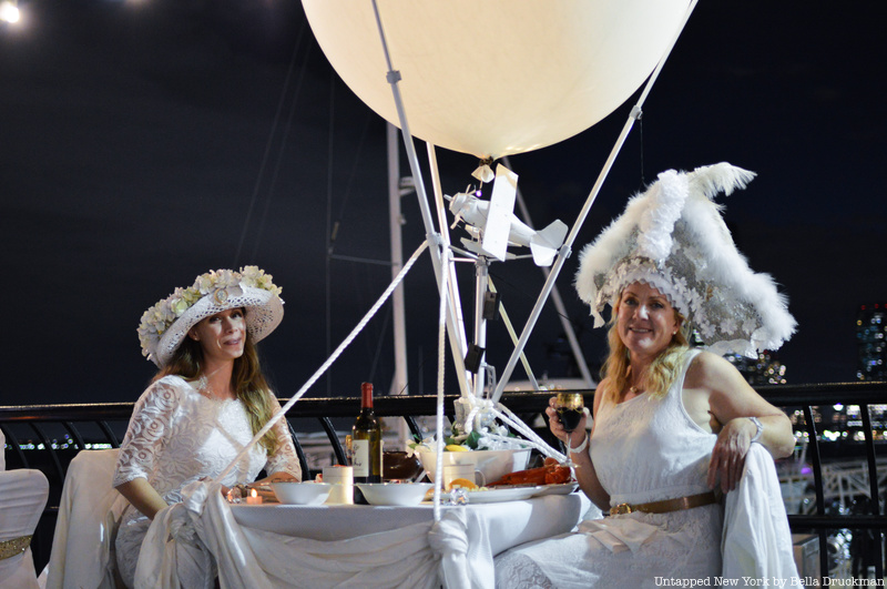 Women with a hot air balloon for Dîner en Blanc