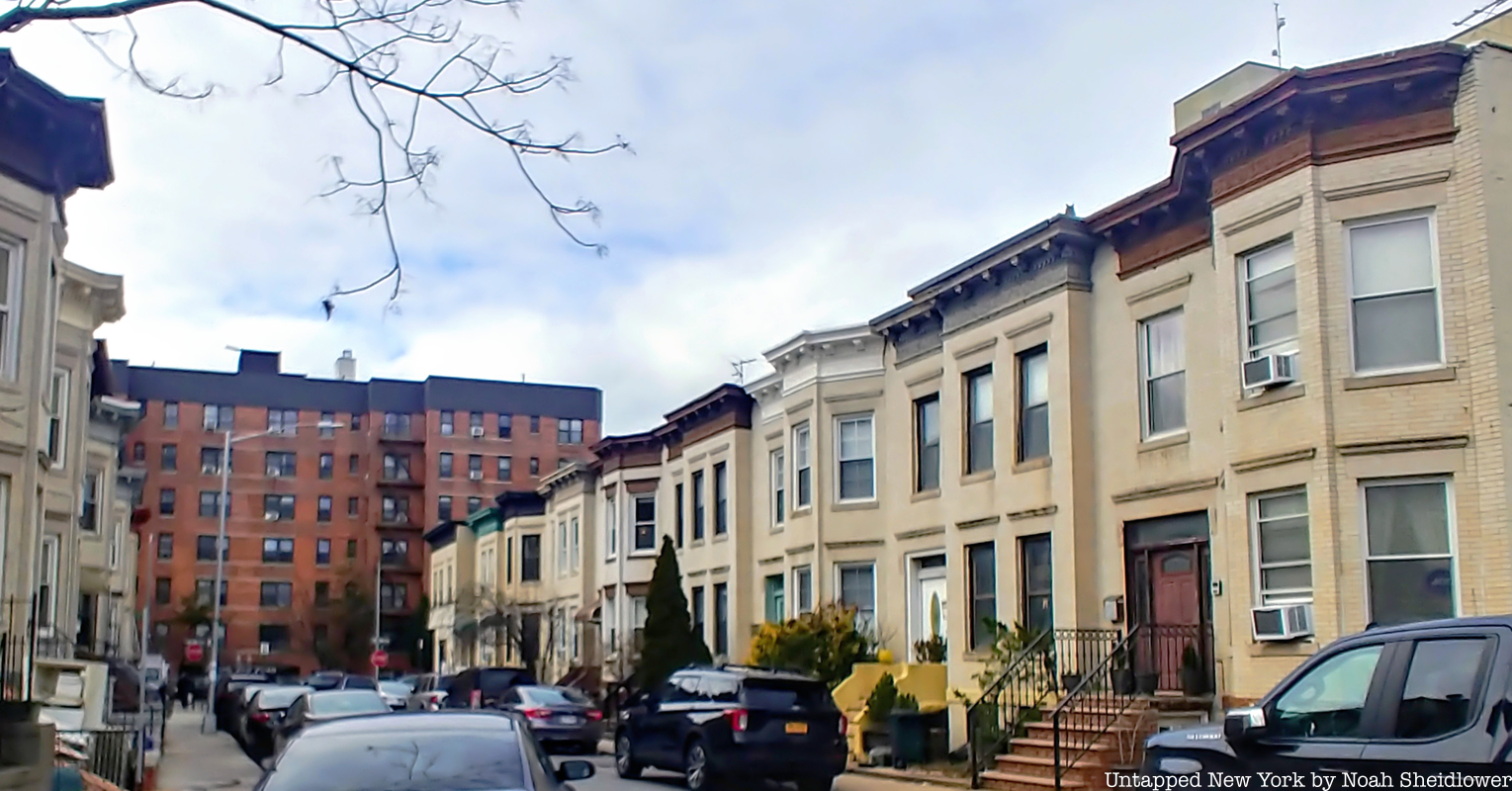 Famiglia trucco-o-trattare n la sezione di Kensington di Brooklyn