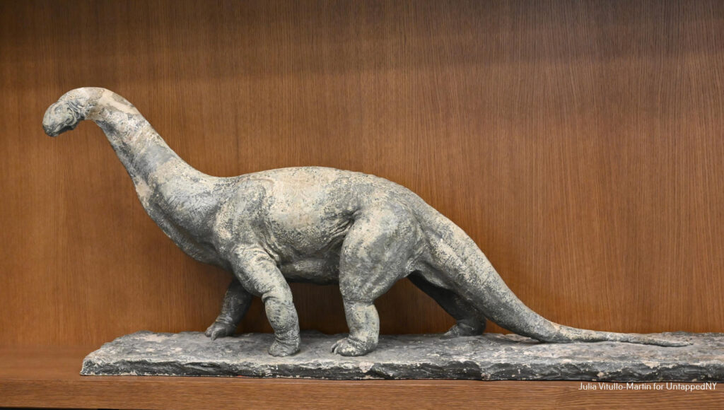 Ένα μοντέλο δεινοσαύρου μέσα στην ερευνητική βιβλιοθήκη Gottesman