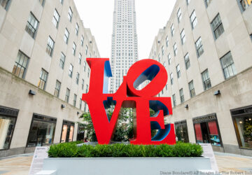 Robert Indiana Love sculpture at Rockefeller Center