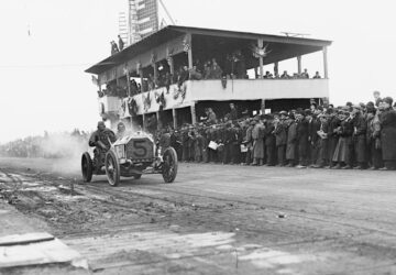 Vanderbilt Cup Race on the Long Island Motor Parkway in 1908