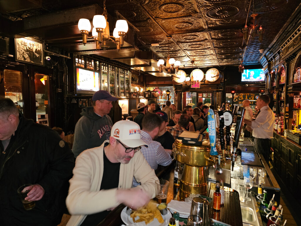 A crowd at the bar of Pete's Tavern