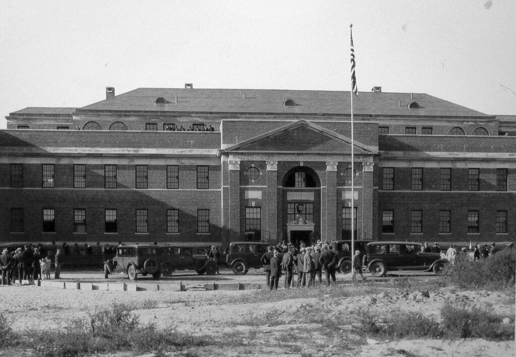 Black and white photo of the front of Kings Park building