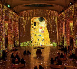 Gustav Klimt painting The kiss as seen at Hall des Lumieres